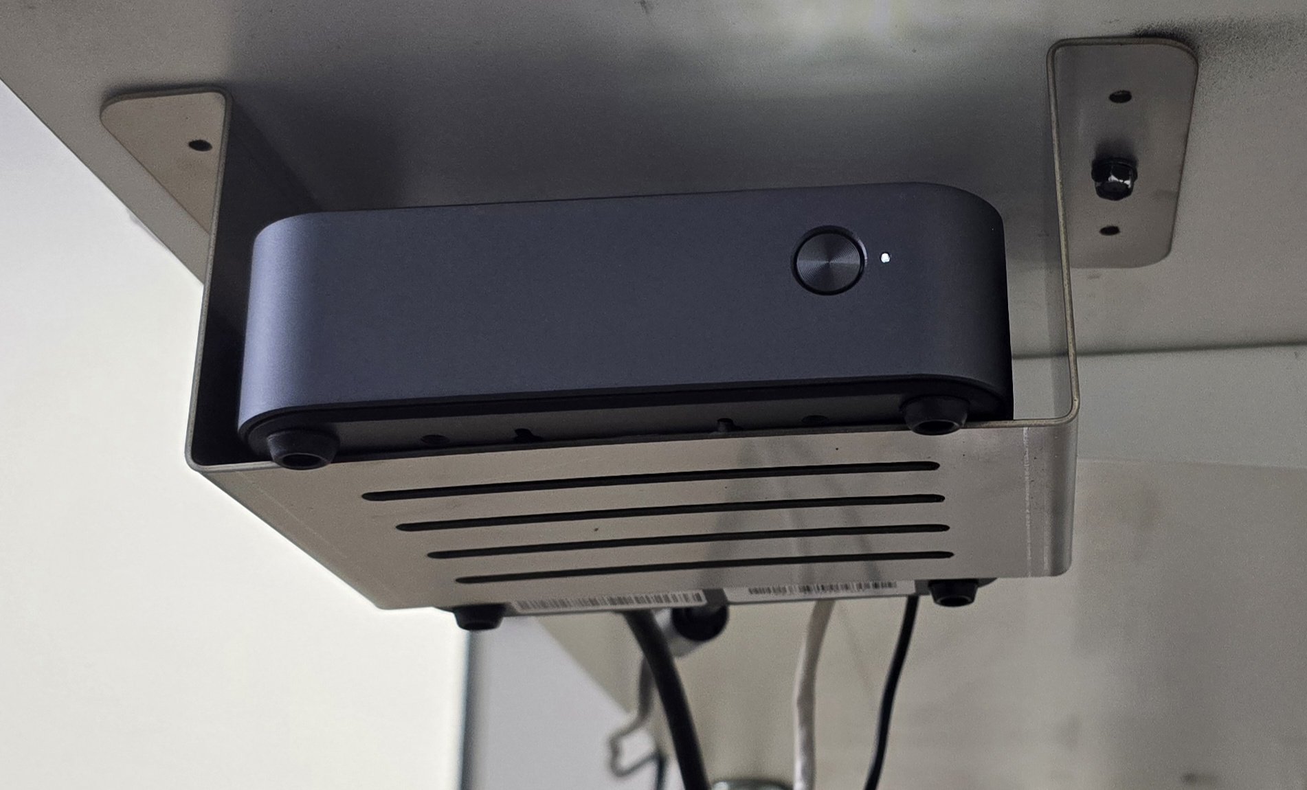 Schreibtischhalter für Mini-PC (MITPC) | Platzsparende Untertisch- & Wandmontage 2 Schreibtischhalter für Mini-PC (MITPC) | Platzsparende Untertisch- & Wandmontage – Bild 2