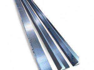 Aluminium L‑Profil aus V2A (AW99,5) in 0,5–5 mm Stärke. Korrosionsbeständig, leicht und stabil. Ideal für Bau, Montage, Möbelbau und DIY. Präzise Schenkelmaße, saubere Oberfläche, einfache Bearbeitung durch Sägen, Bohren oder Verschrauben.