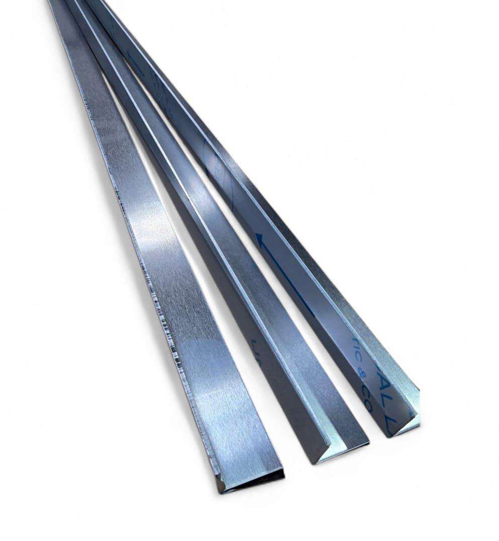Aluminium L‑Profil aus V2A (AW99,5) in 0,5–5 mm Stärke. Korrosionsbeständig, leicht und stabil. Ideal für Bau, Montage, Möbelbau und DIY. Präzise Schenkelmaße, saubere Oberfläche, einfache Bearbeitung durch Sägen, Bohren oder Verschrauben.